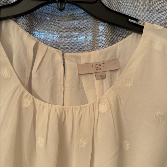 Sleeveless cream shell top with polka dots, Loft plus, size 20 - Picture 2 of 4